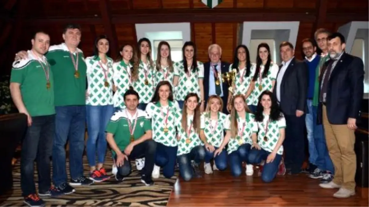 Bursaspor Başkanı Ay\'dan Şampiyon Kadın Voleybolculara Kutlama