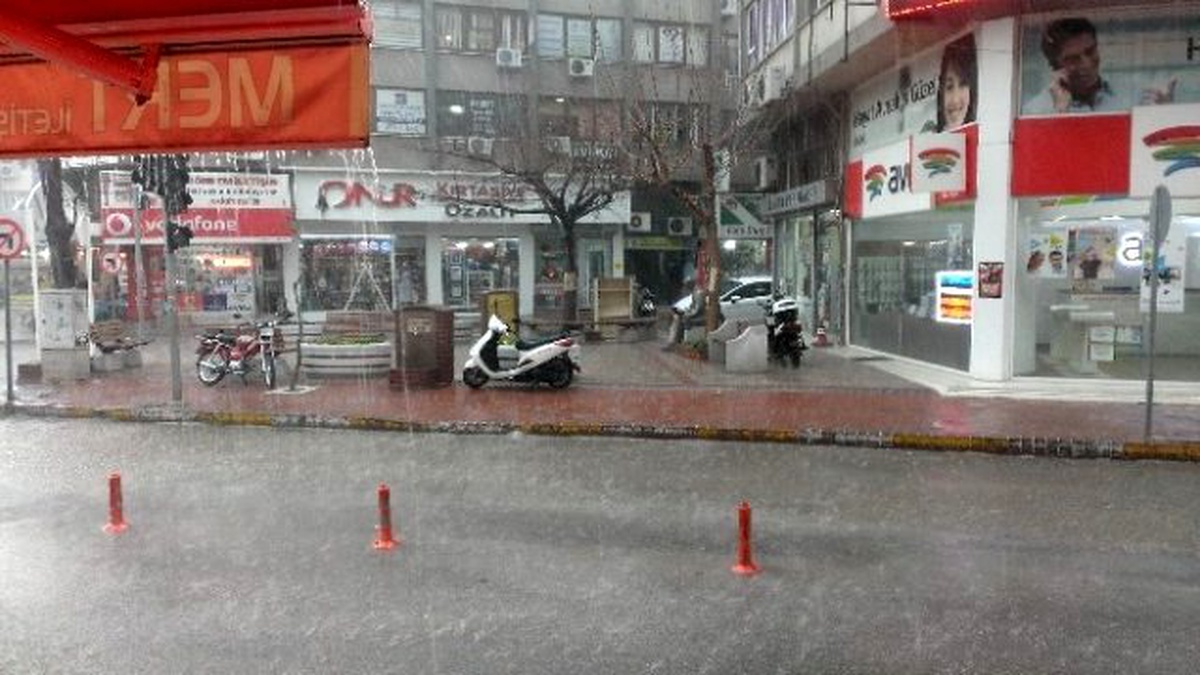 Edremit Fırtına ve Yağmura Teslim