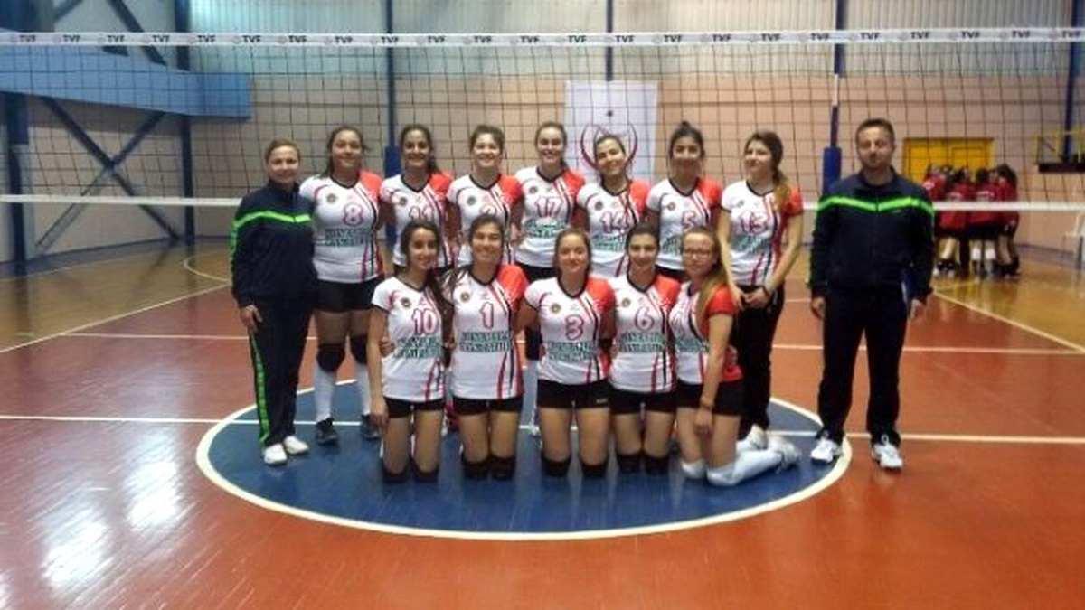 Esra Karakaya Lisesi Kız Voleybol Takımı Sakarya\'dan Memnun Dönmedi