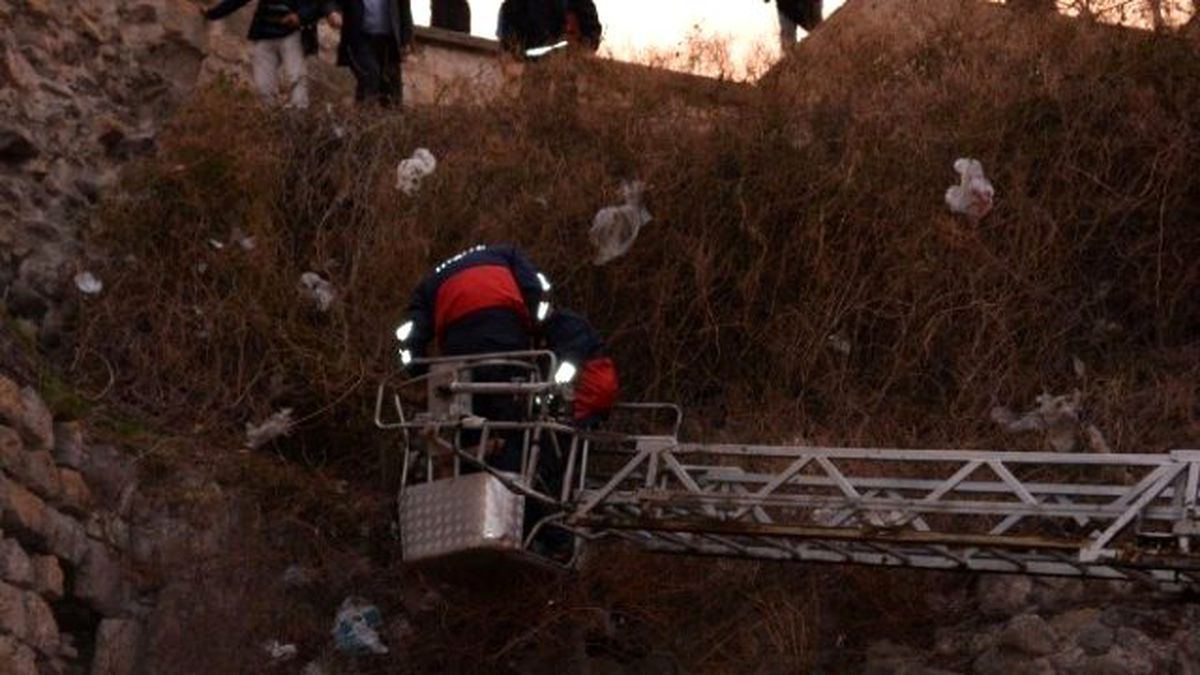 Genç Kız Kale Surlarından Aşağı Atladı