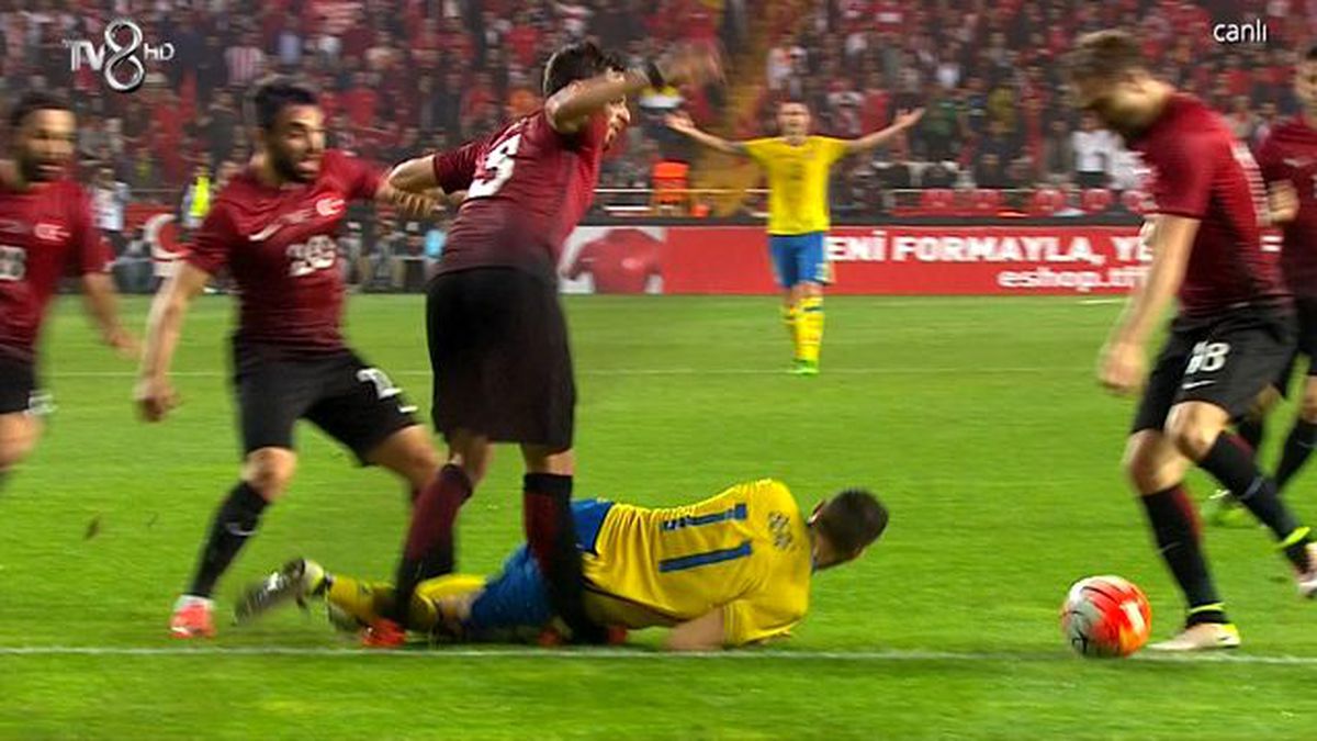 Hakan Balta, İsveç Maçında Sakatlanarak Oyundan Çıktı