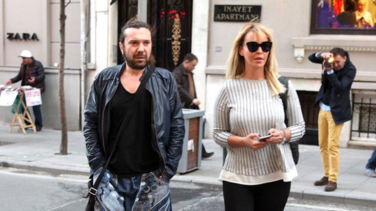 Halil Sezai, Futbolcu Oktay Derelioğlu'nun Eski Eşiyle Görüntülendi