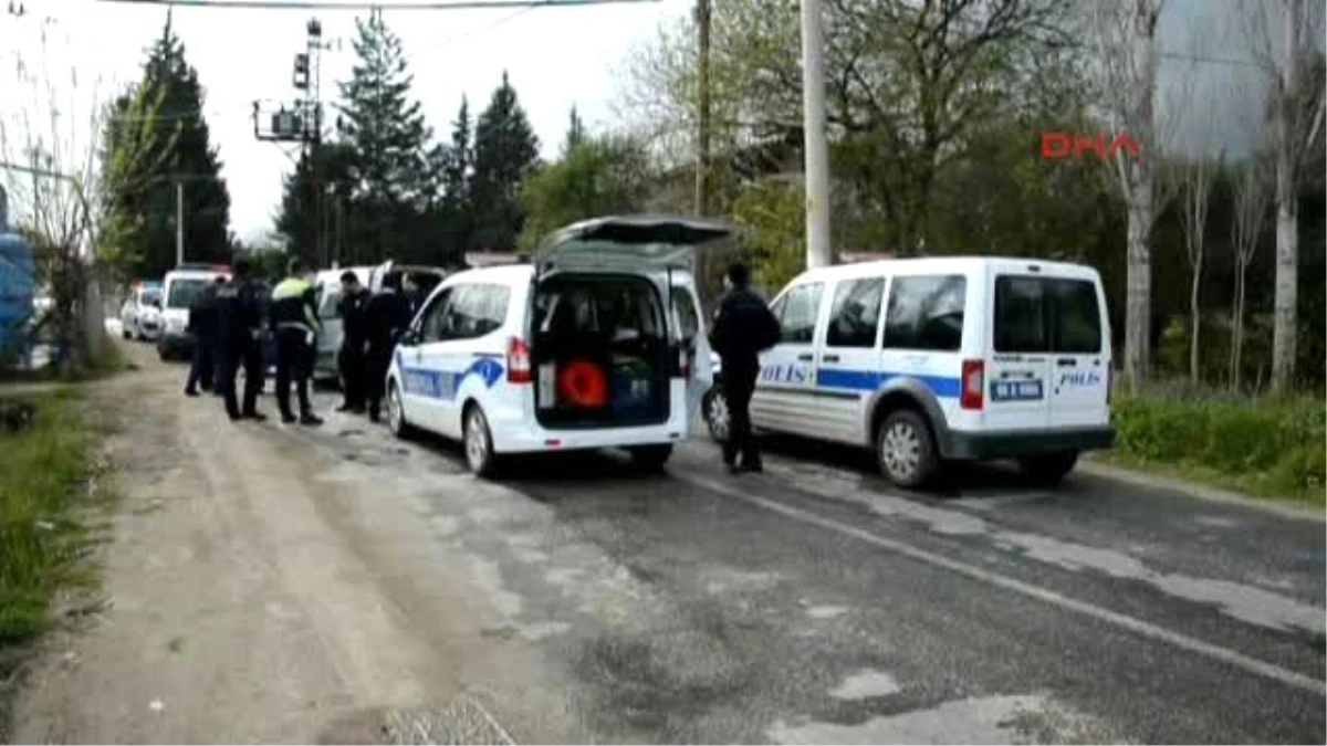 İncirliova - Uygulamadan Kaçan Otomobilin Çaptığı 2 Polis Yaralandı