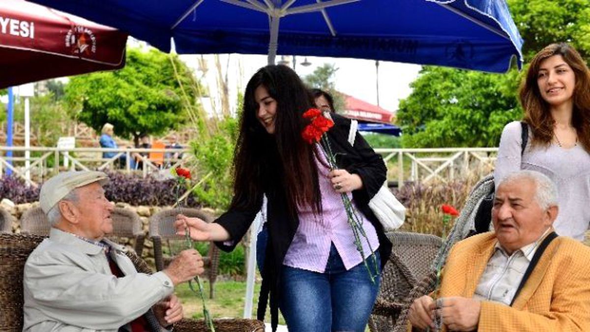 Kız Öğrenciler Yaşlıları Unutmadı