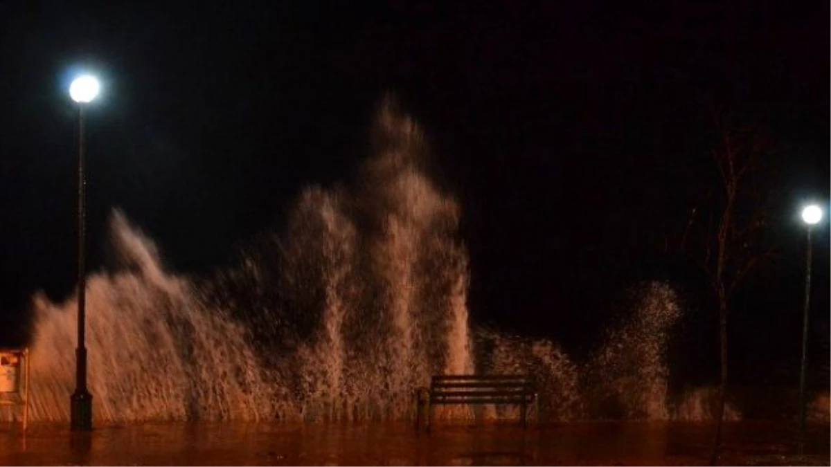 Lodos Fırtınası Edremit Körfezinde Etkili Oluyor