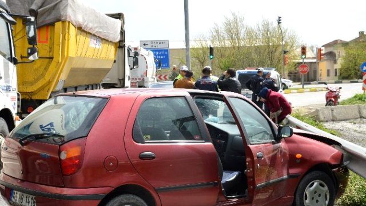 Manisa\'da Trafik Kazası: 4 Yaralı