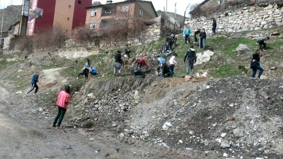 Okul Öğrencileri Çöplüğü Yeşil Alana Çevirdi