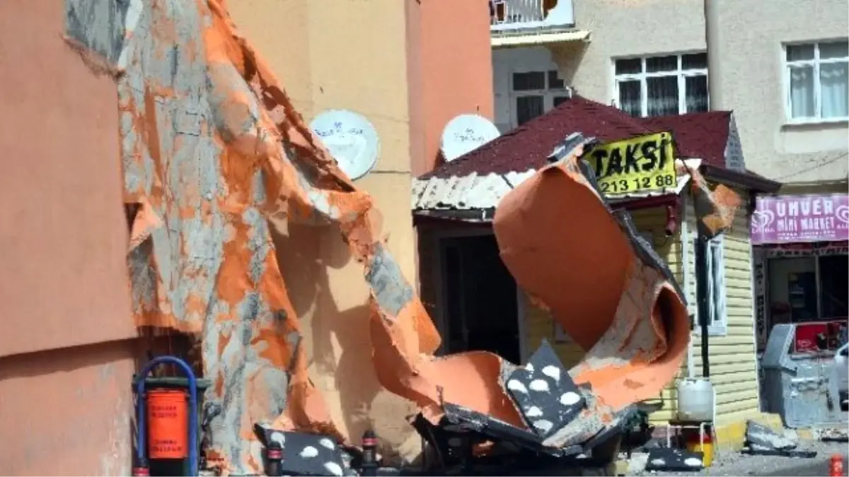 Şiddetli Rüzgarda Yıkılan Baca, Otomobilin Üzerine Düştü