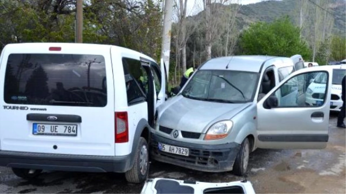 Uygulamadan Kaçan Otomobilin Çaptığı 2 Polis Yaralandı