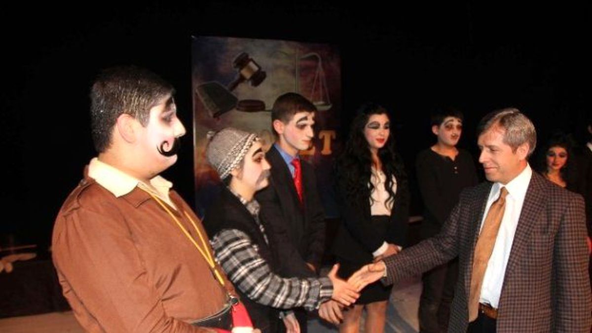 Vali Çınar'ın Yazdığı 'Adalet' Oyunu Büyük İlgi Gördü