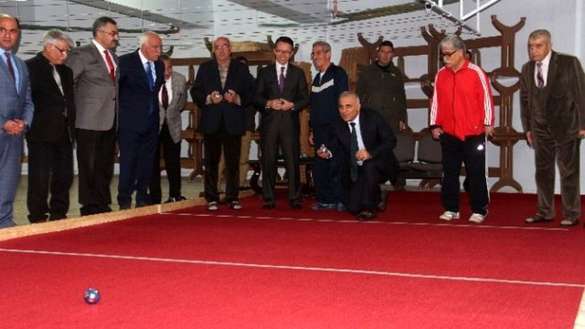 Vali Zorluoğlu Yaşlılarla \'Bocce\' Oynadı