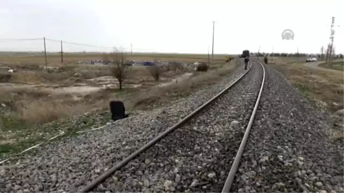 Yük Treni Hafif Ticari Araca Çarptı: 1 Ölü, 2 Yaralı