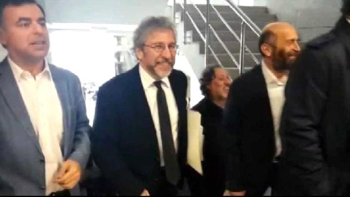 Adliye Koridorunda Can Dündar ve Erdem Gül\'e Destek Yoğunluğu
