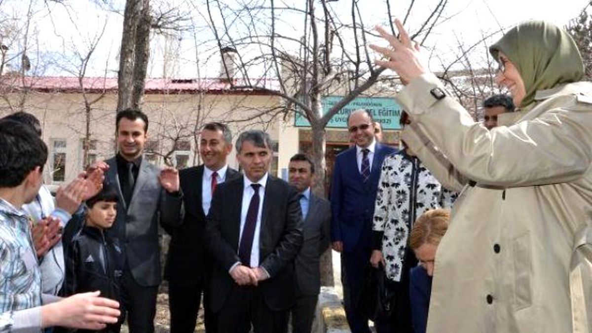 Bakan Ramazanoğlu Çocuklarla İşaret Diliyle Anlaştı