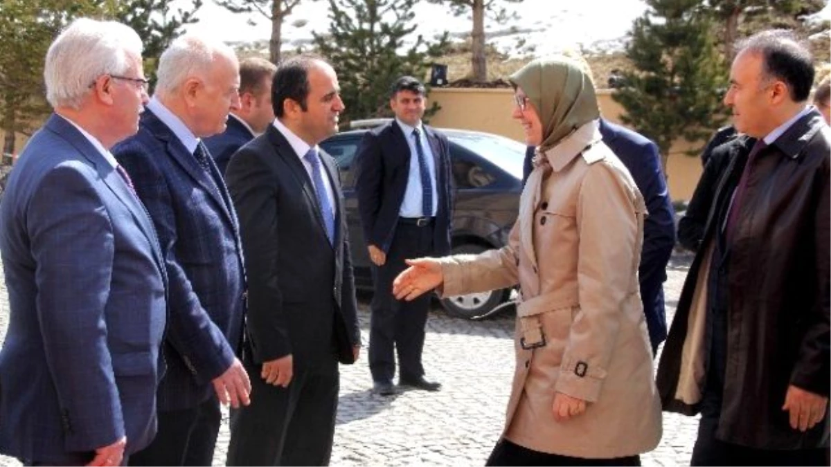 Baygınlık Geçiren Kadın Muhabire Bakan Ramazanoğlu İlk Müdahaleyi Yaptı