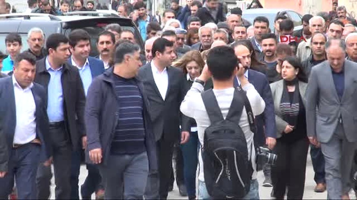 Cizre - Demirtaş\'tan Davutoğlu\'na: Bosna Kasabı Ceza Aldıysa, Senin de Hesap Vermen İçin Elimizden...