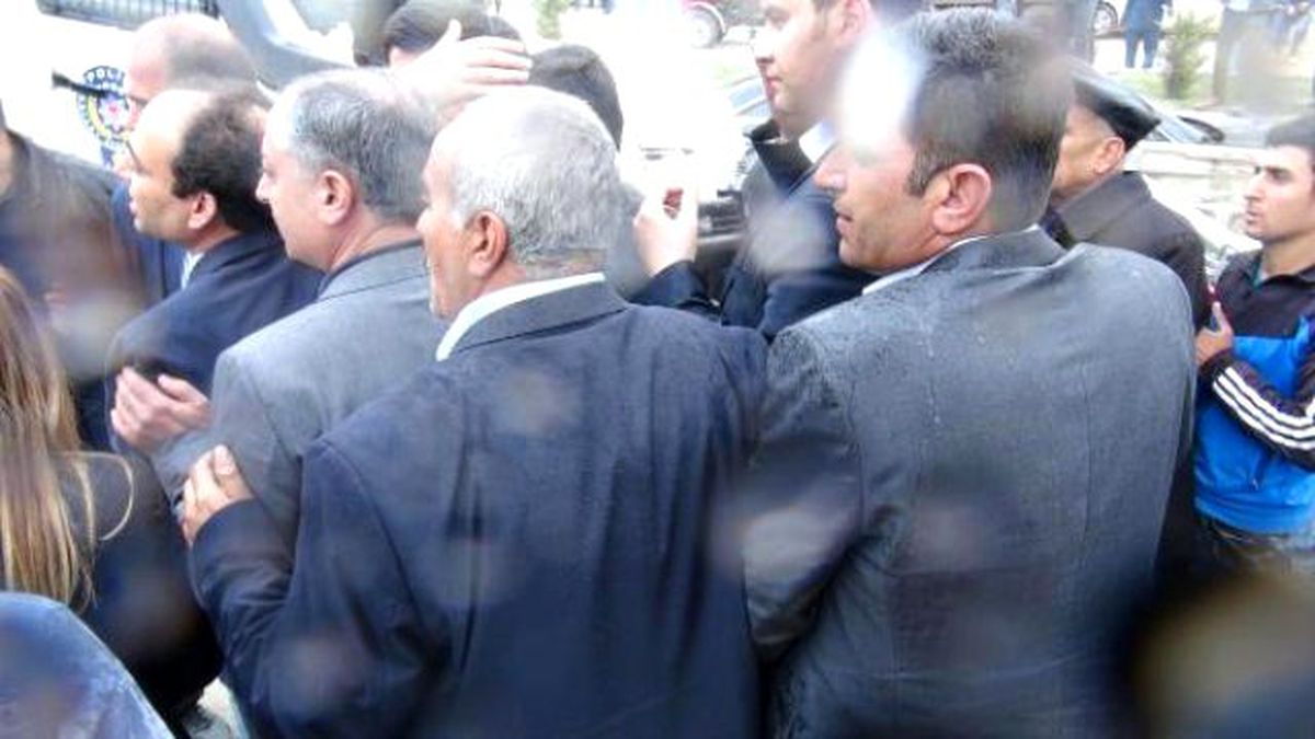 Demirtaş\'tan Davutoğlu\'na: Bosna Kasabı Ceza Aldıysa, Seninde Hesap Vermen İçin Elimizden Geleni...