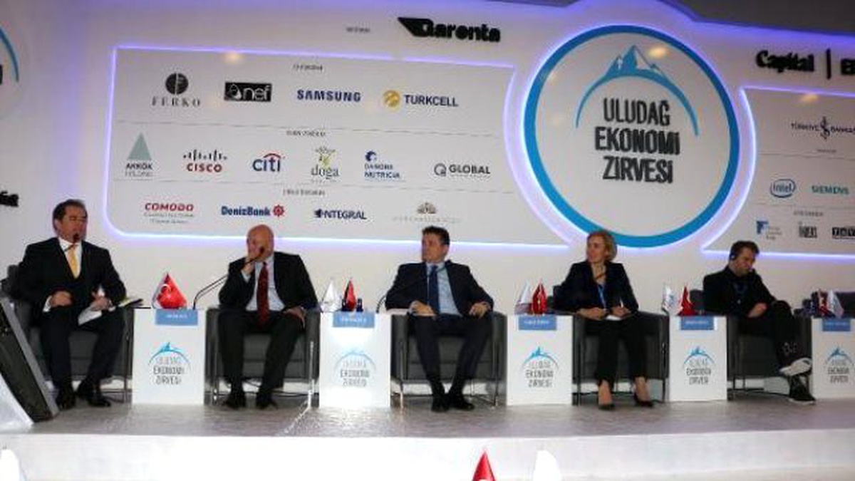 Fotoğraflı Bülten Dağıtımı) Uludağ Ekonomi Zirvesi\'nde Teknoloji ve Trendler Tartışıldı