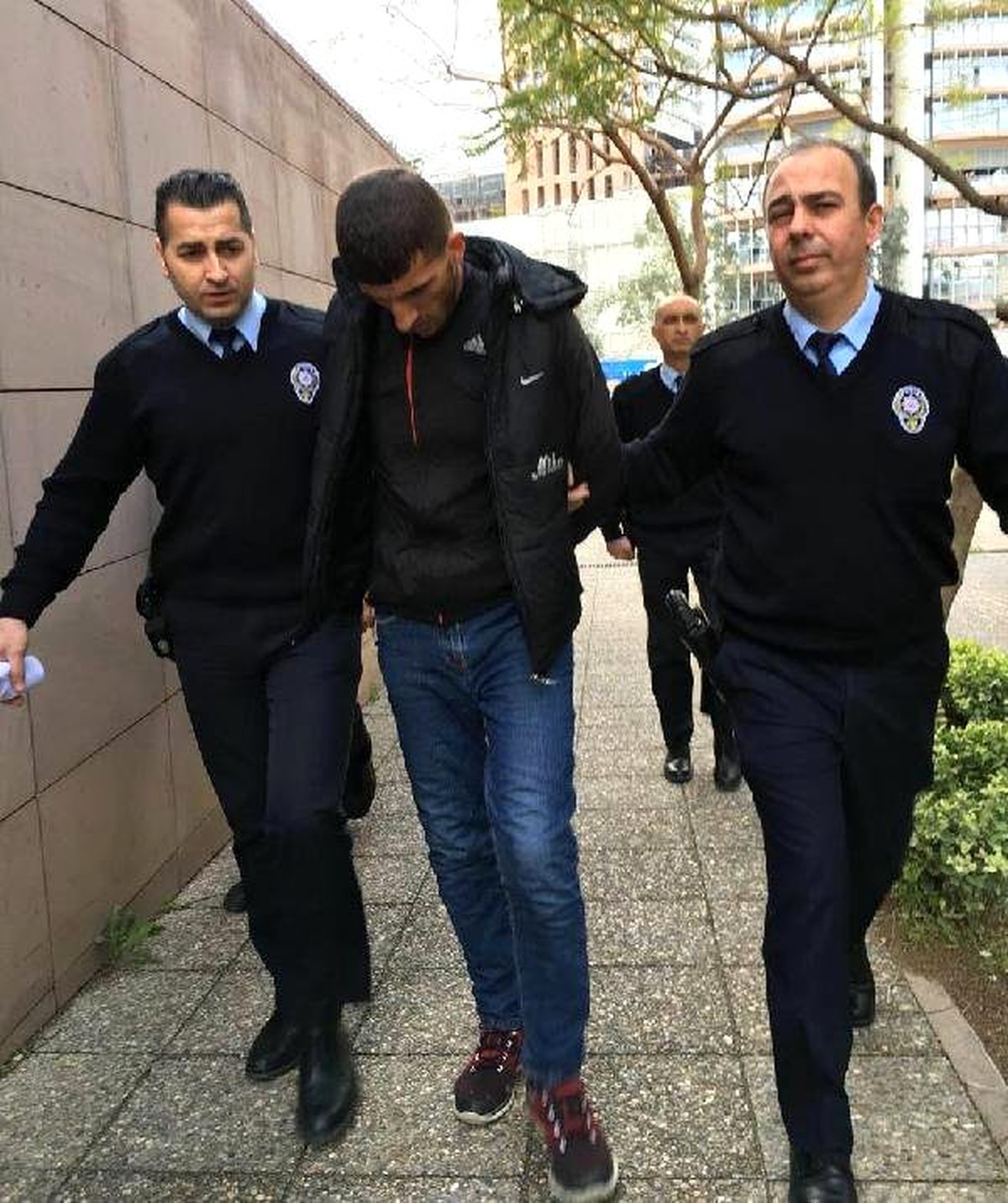 İnfaz Koruma Memurlarının Elinden Kaçtı, Polis Yakaladı