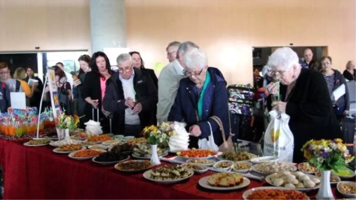 İngiliz Turistlere Lokum ve Baklavalı Karşılama