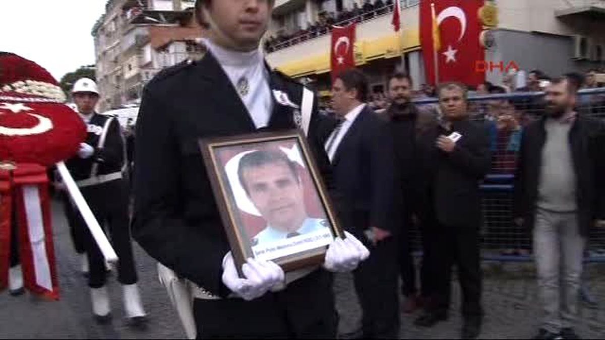 İzmir Şehit Polis Cemil Koç\'un Cenazesi Bergama\'da Son Yolculuğuna Uğurlandı-detaylar