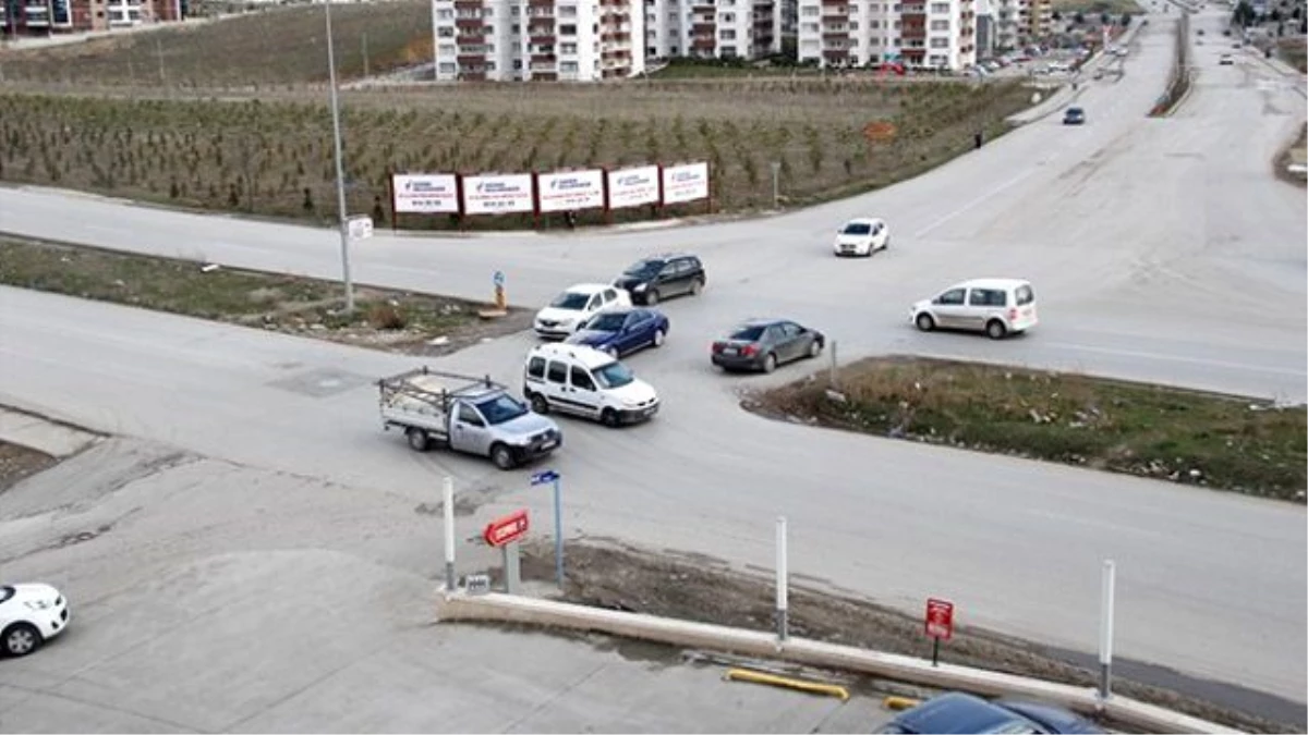 Kozluk\'ta Kavşaklarda Trafik Işıklarının Olmaması Tehlike Arz Ediyor