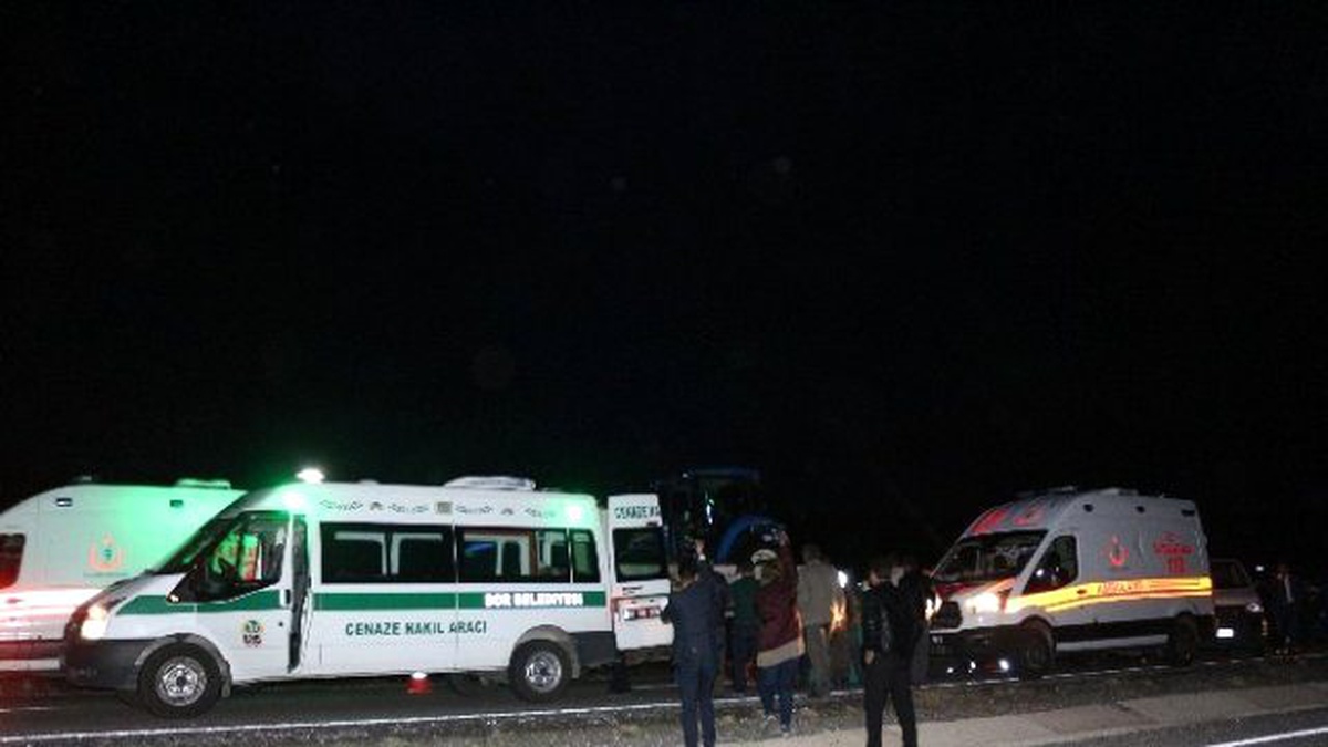 Motosiklet Kamyonete Çarptı: 2 Ölü