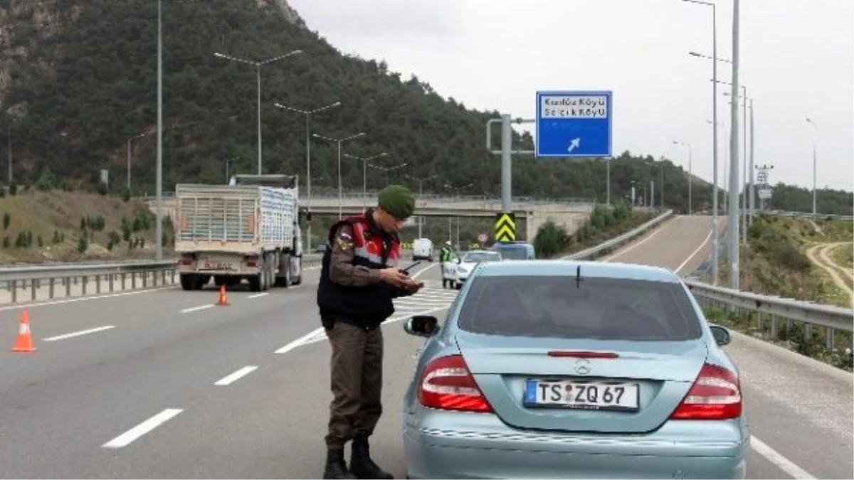 Osmaneli\'de Polis ve Jandarma Yol Kontrollerine Devam Ediyor