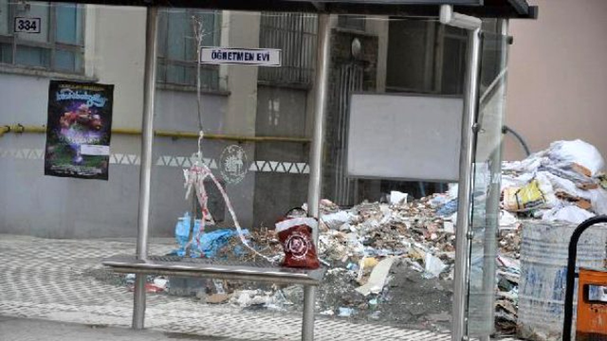Otobüs Durağındaki Şüpheli Poşetten Poğaça Çıktı
