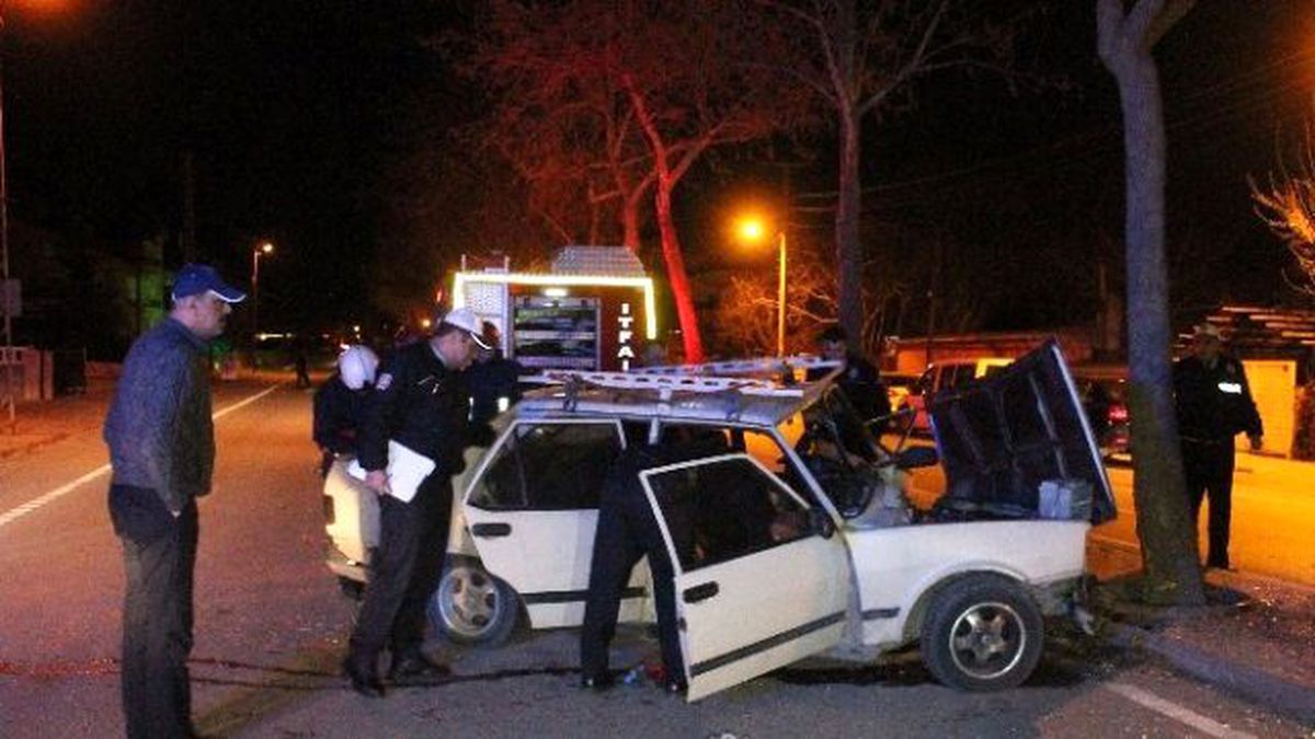 Otomobil Ağaca Çarptı: 2 Yaralı