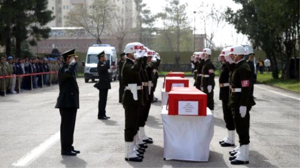 PKK Bombalı Araçla Saldırdığı Karakolda Şehit Olan 3 Asker Törenle Uğurlandı