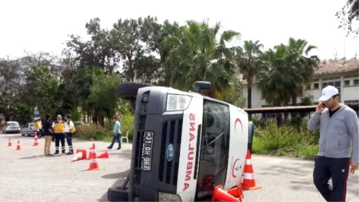 Sağlık Personeline Eğitim Verilen Ambulans Devrildi