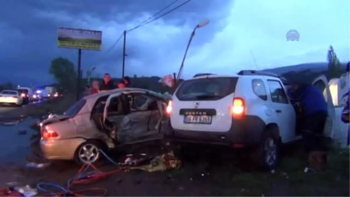 Salihli'de Trafik Kazası: 5 Ölü, 2 Yaralı