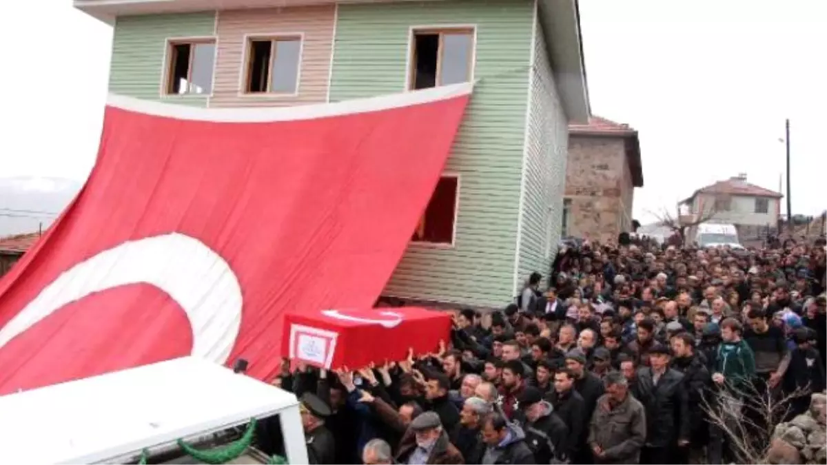 Şehit Uzman Çavuş Oflaz\'ın Cenazesi Bolu\'da Toprağa Verildi