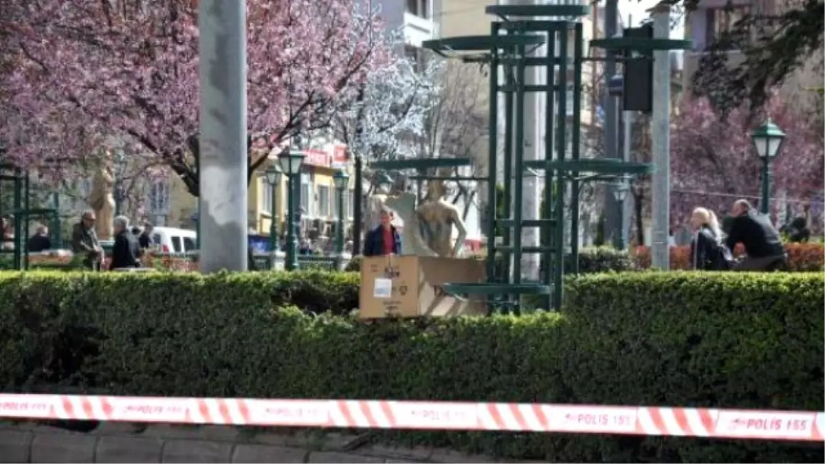 Tramvay Yolu Yanına Bırakılan Boş Kutu, Polisi Harekete Geçirdi