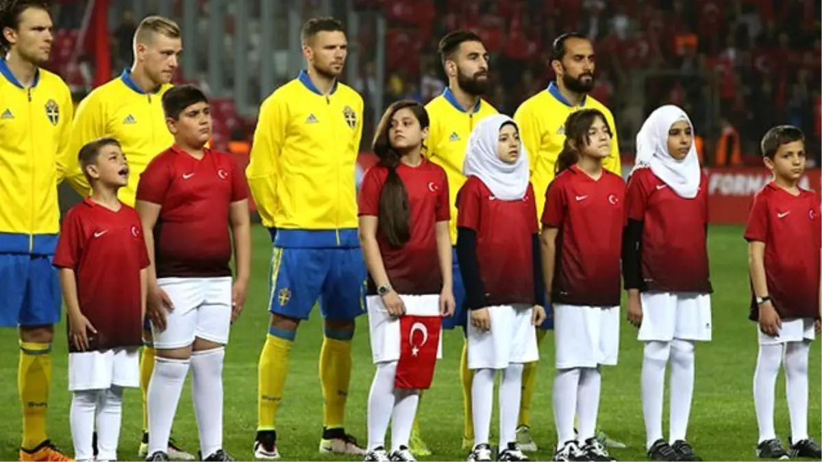 Türkiye - İsveç Maçında Takımları Sahaya Suriyeli Mültecilerin Çocukları Çıkardı