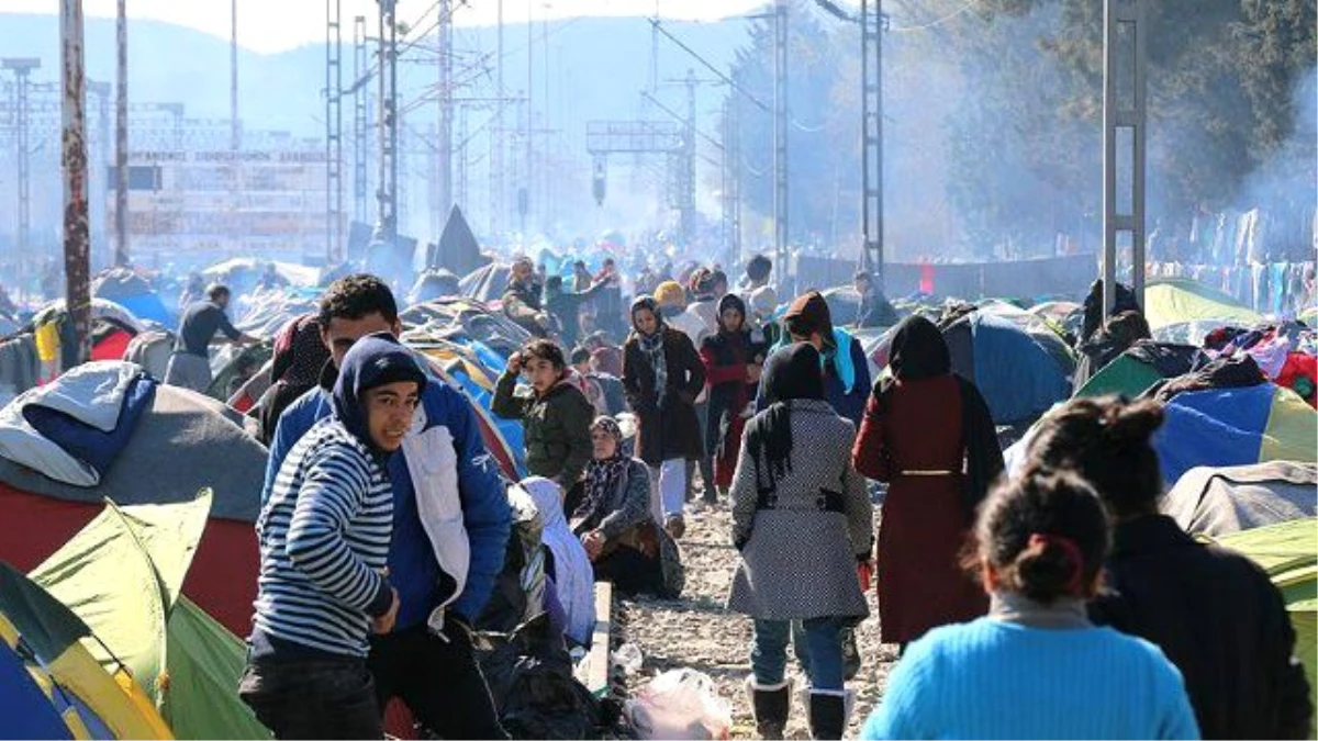 76 Kaçak, Yunan Polisi Eşliğinde İpsala Sınır Kapısı\'na Geldi