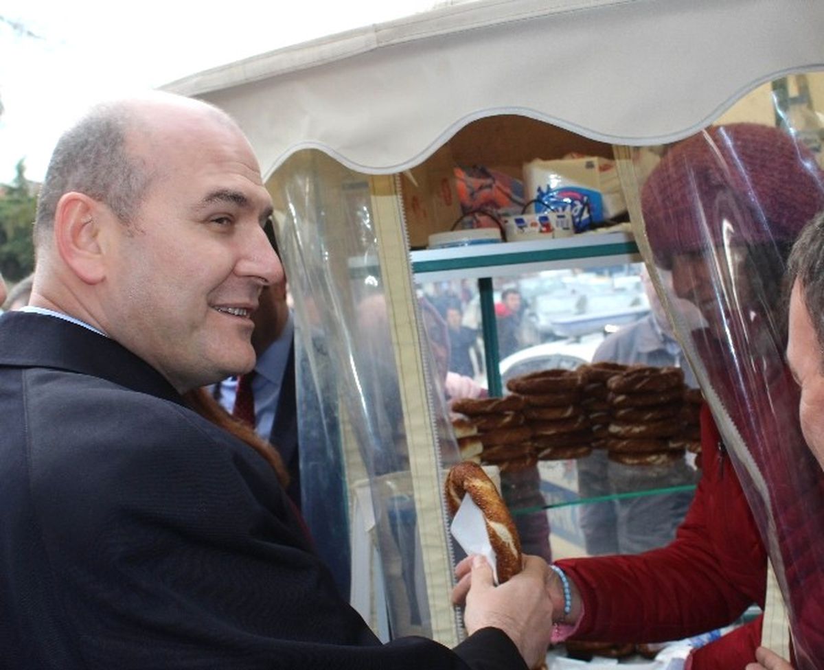 Bakan Soylu Tekirdağ\'da Simit Dağıttı