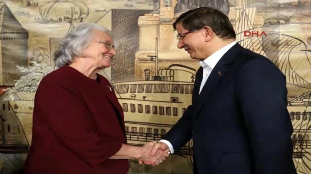 Başbakan Davutoğlu, Sanatçılarla "Dost Meclisi" Yemeğinde Bir Araya Geldi