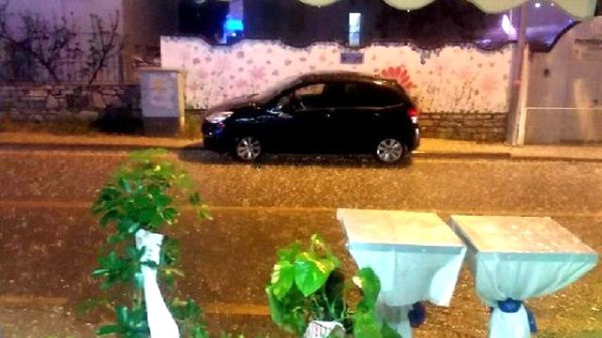 Bodrum\'a Fındık Büyüklüğünde Dolu Yağdı