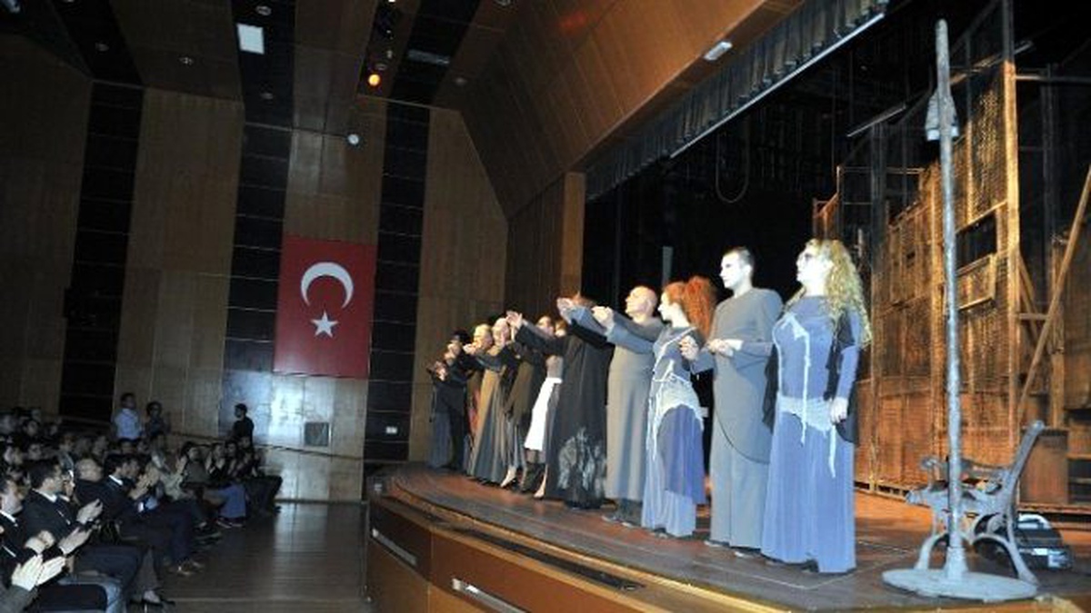 Büyükşehir\'den Öğrencilere Tiyatro Hediyesi