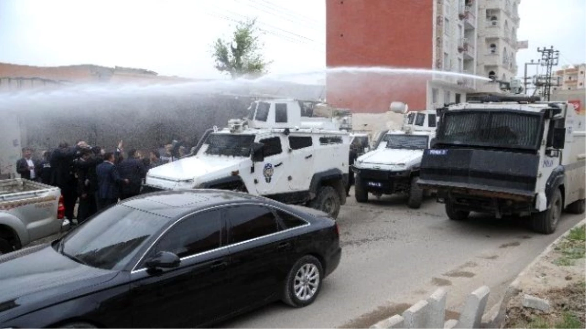 Cizre\'ye Giden Demirtaş\'a Polis Müdahalesi