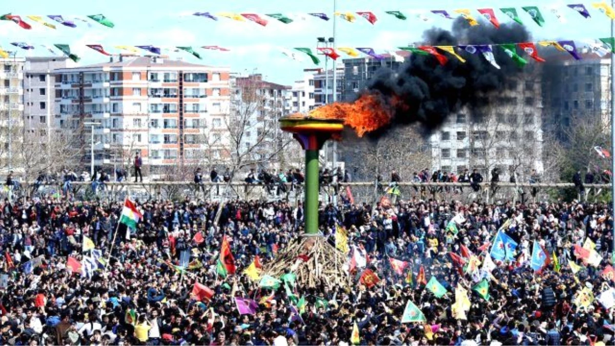 Nevruz\'daki Skandal Görüntülerin Faturası Kesildi! Diyarbakır\'da 8 Gözaltı
