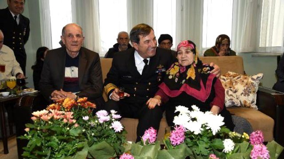 Donanma Komutanı Yaşlıları Ziyaret Etti