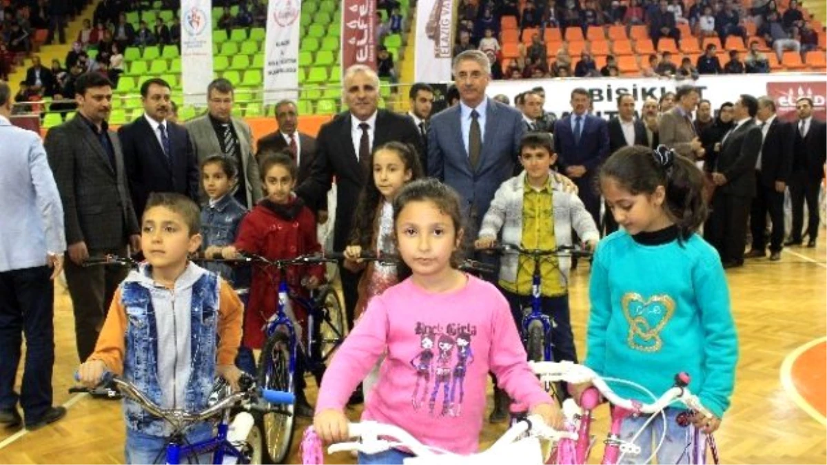 Elazığ\'da 500 Çocuğa Bisiklet Dağıtıldı
