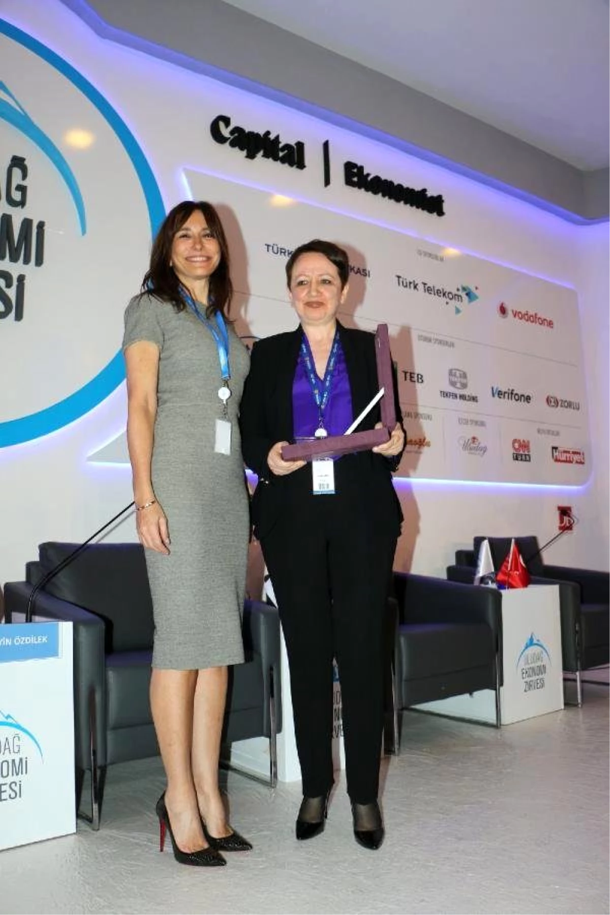 Fotoğraflı Bülten Dağıtımı) Uludağ Ekonomi Zirvesi - Kadın Dostu Şirketler Ödüllendirildi