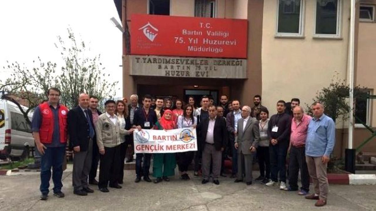 Gönüllü Gençlerden Huzurevine Ziyaret