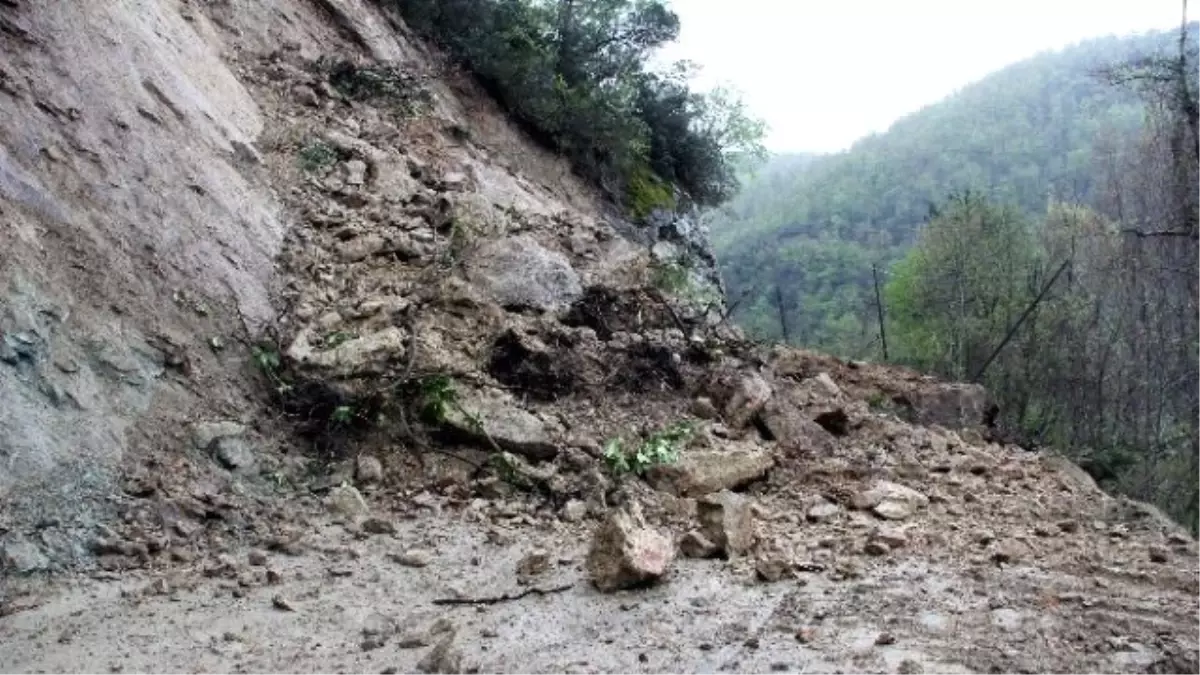 Heyelan, Köy ve Mahalle Yolunu Ulaşıma Kapattı