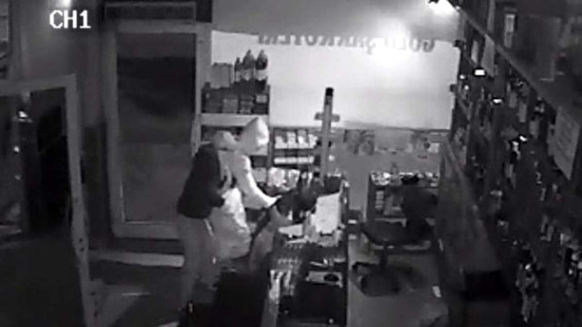 Hızlı ve Titiz Hırsızlar Güvenlik Kamerasına Yakalandı