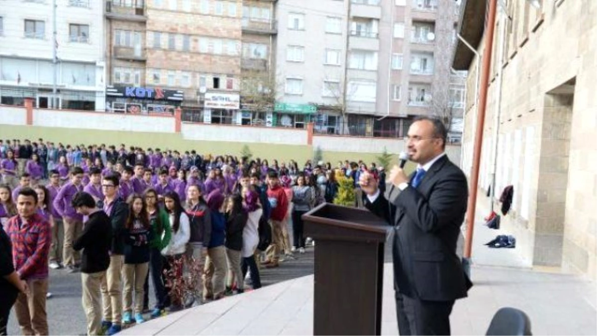 Nevşehir Lisesi Bin Kişiyle "Şehitler Ölmez" Koreografisi Yaptı
